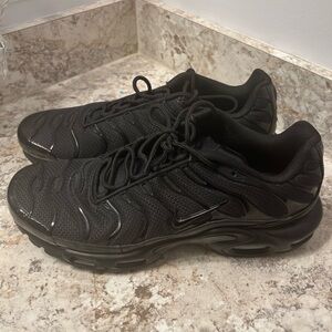 Nike triple black vapormax plus